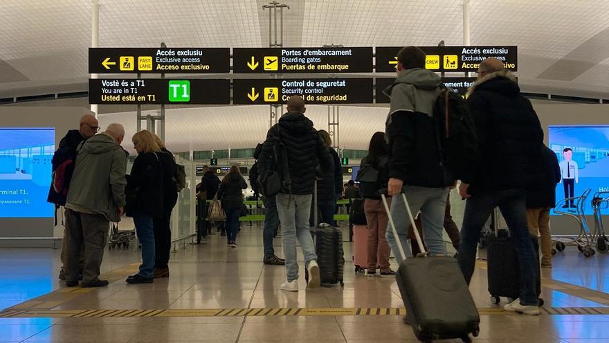 Detenido un octogenario por agredir sexualmente a una pasajera mientras embarcaba en un vuelo en Barcelona