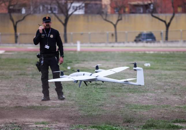 Agent dels Mossos d'Esquadra amb un dron