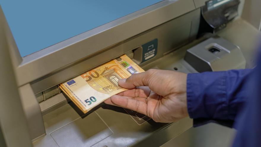 Dos detenidos en Donostia por robar a personas mayores tras sacar dinero del banco