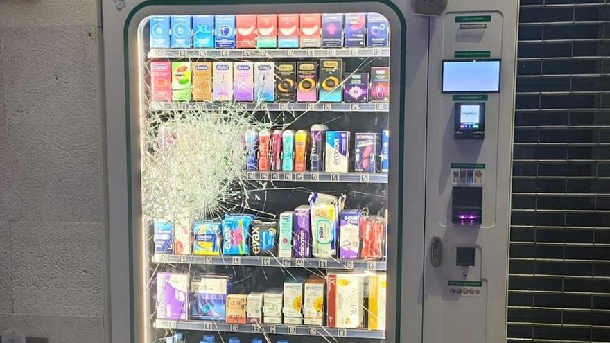 Detenido un sintecho tras romper la máquina expendedora de una farmacia porque quería entrar en prisión