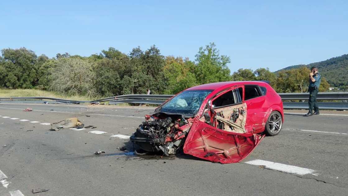 Dos heridos en aparatoso accidente de tráfico en la carretera N-433 en Almonaster La Real