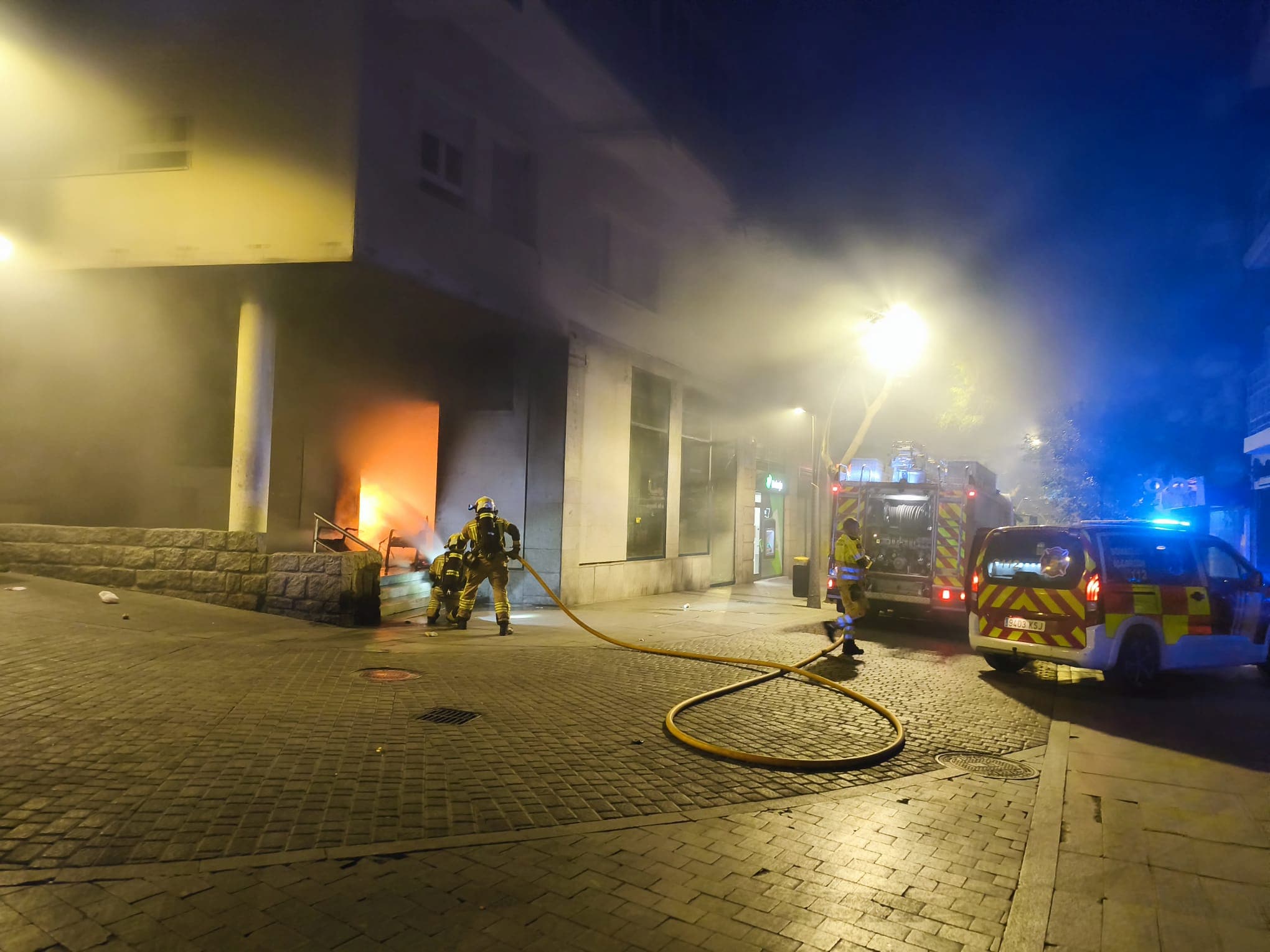 Arden los enseres de una persona sin hogar y las llamas alcanzan un antiguo banco en Alcorcón