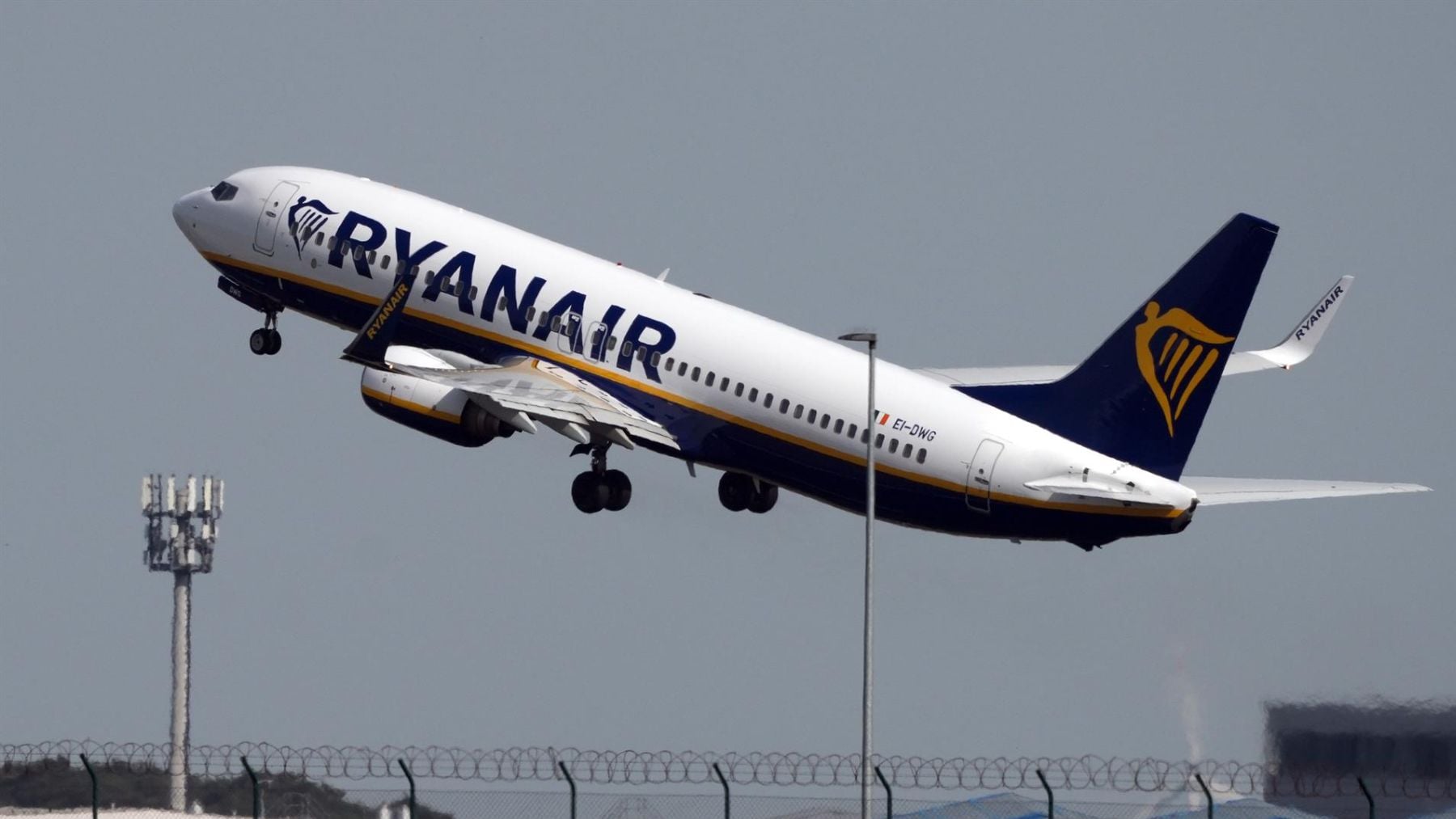 Multa de 10.000 euros para dos pasajeros ‘abusones’ que obligaron a desviar un vuelo Londres-Ibiza