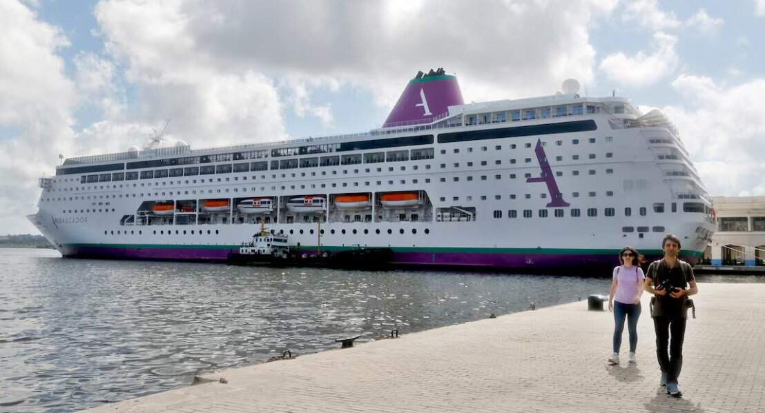 El crucero aislado por un brote de gastroenteritis atraca en A Coruña