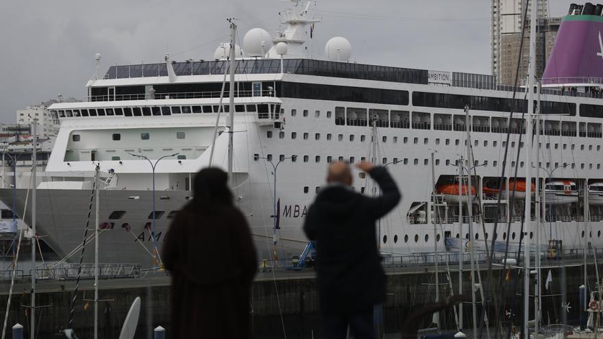 El buque Ambition, afectado por un brote de gastroenteritis, atraca en Gijón