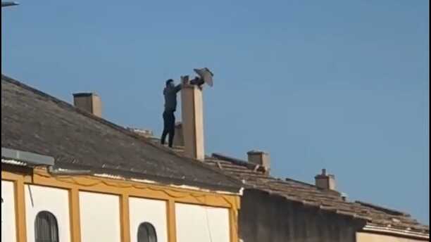 El "hombre del tejado" reaparece en Bollullos y vuelve a sembrar el pánico