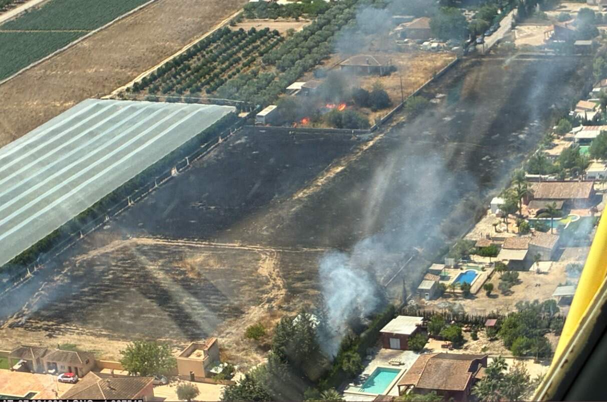 Extinguido el incendio en una parcela agrícola de Sangonera la Seca