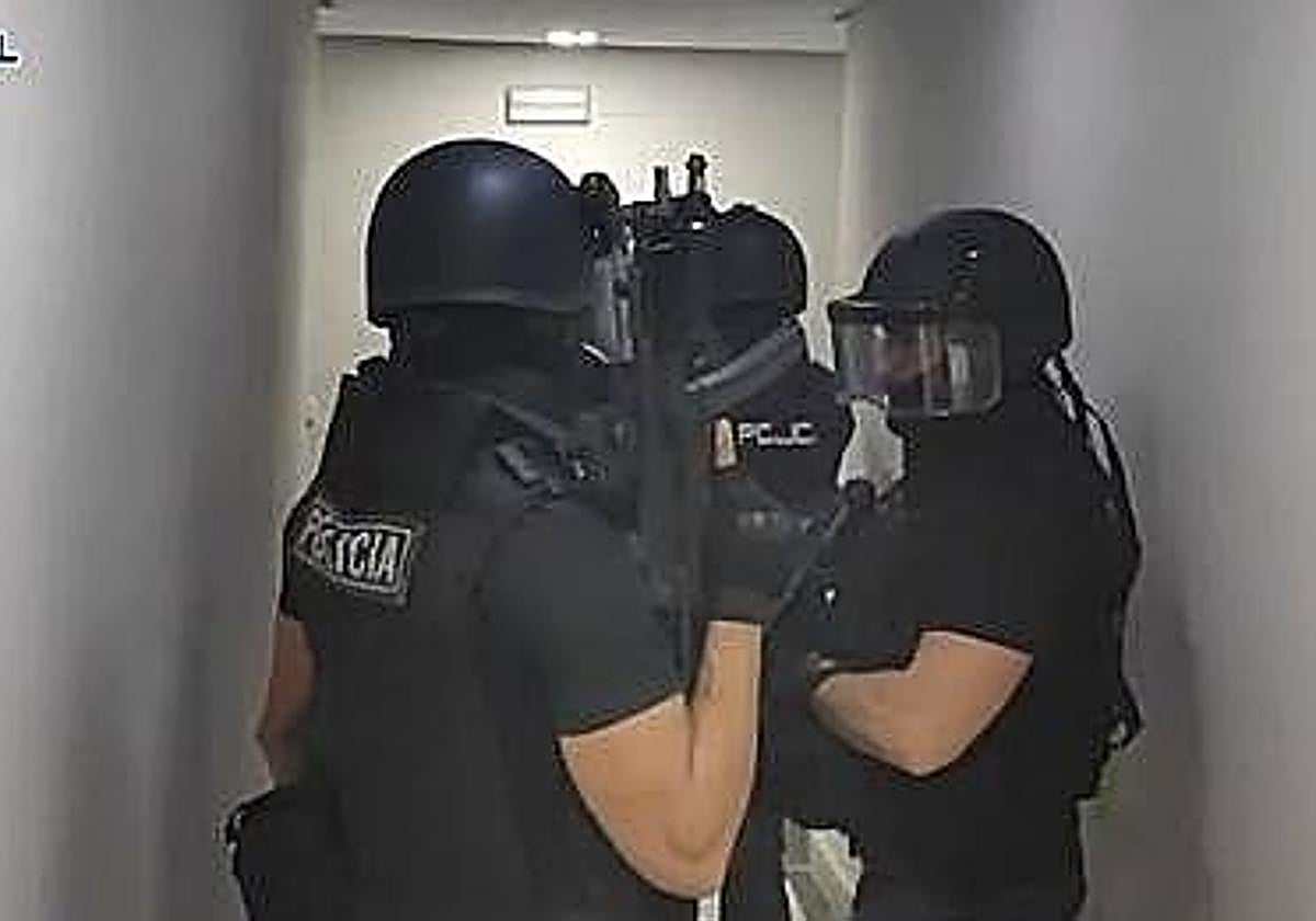 Hallan un cadáver con un corte en el cuello y casi 300 kilos de cocaína en una casa de Puerto de la Torre