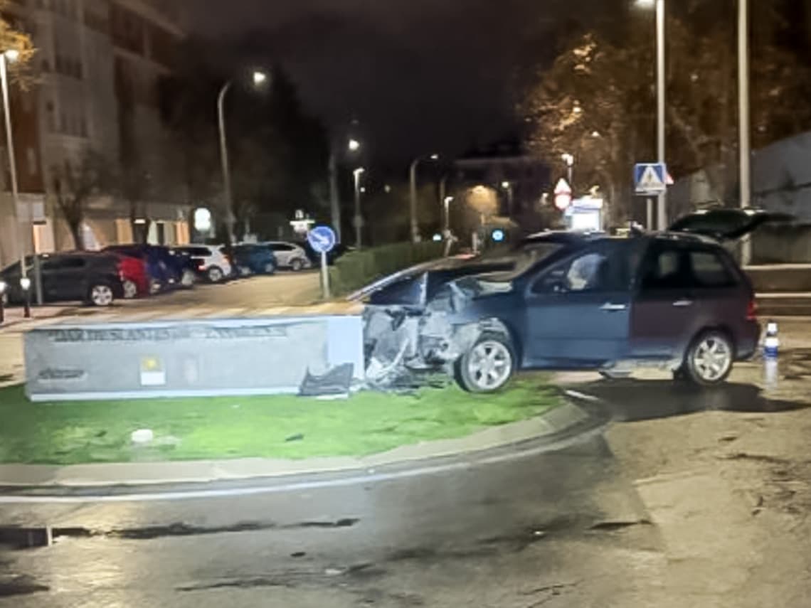 Abandona su coche tras chocar contra una rotonda en Torrejón