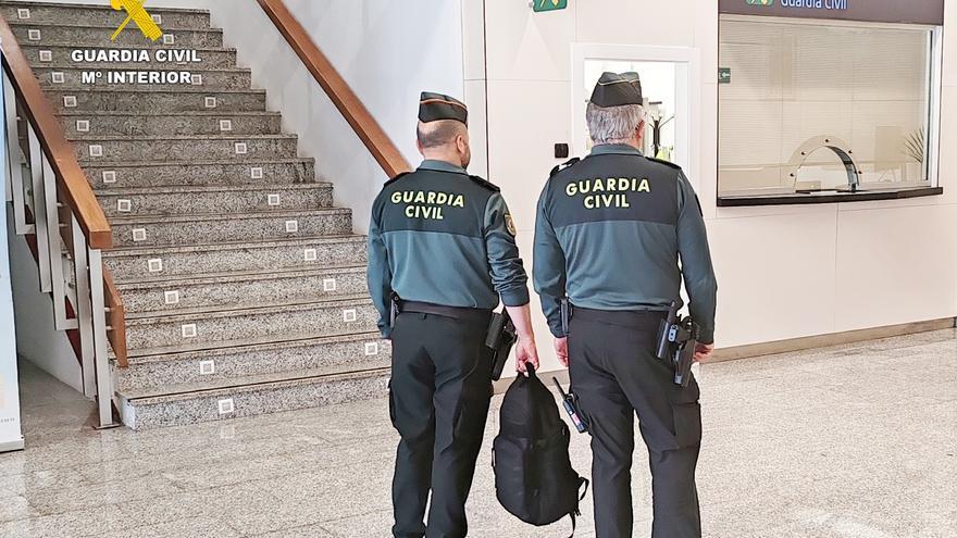 Encuentran mochila con 4.400 euros olvidada en aeropuerto de Santander y la devuelven a su dueño de 71 años