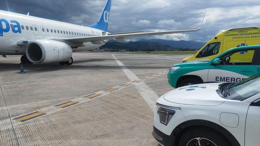 Dan el alta a los 12 menores evacuados de un vuelo desde el aeropuerto de Bilbao por un brote vírico