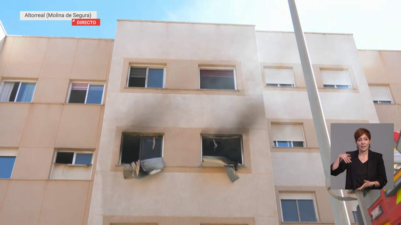 Los servicios de emergencias rescatan a dos personas atrapadas en el incendio de una vivienda en Altorreal
