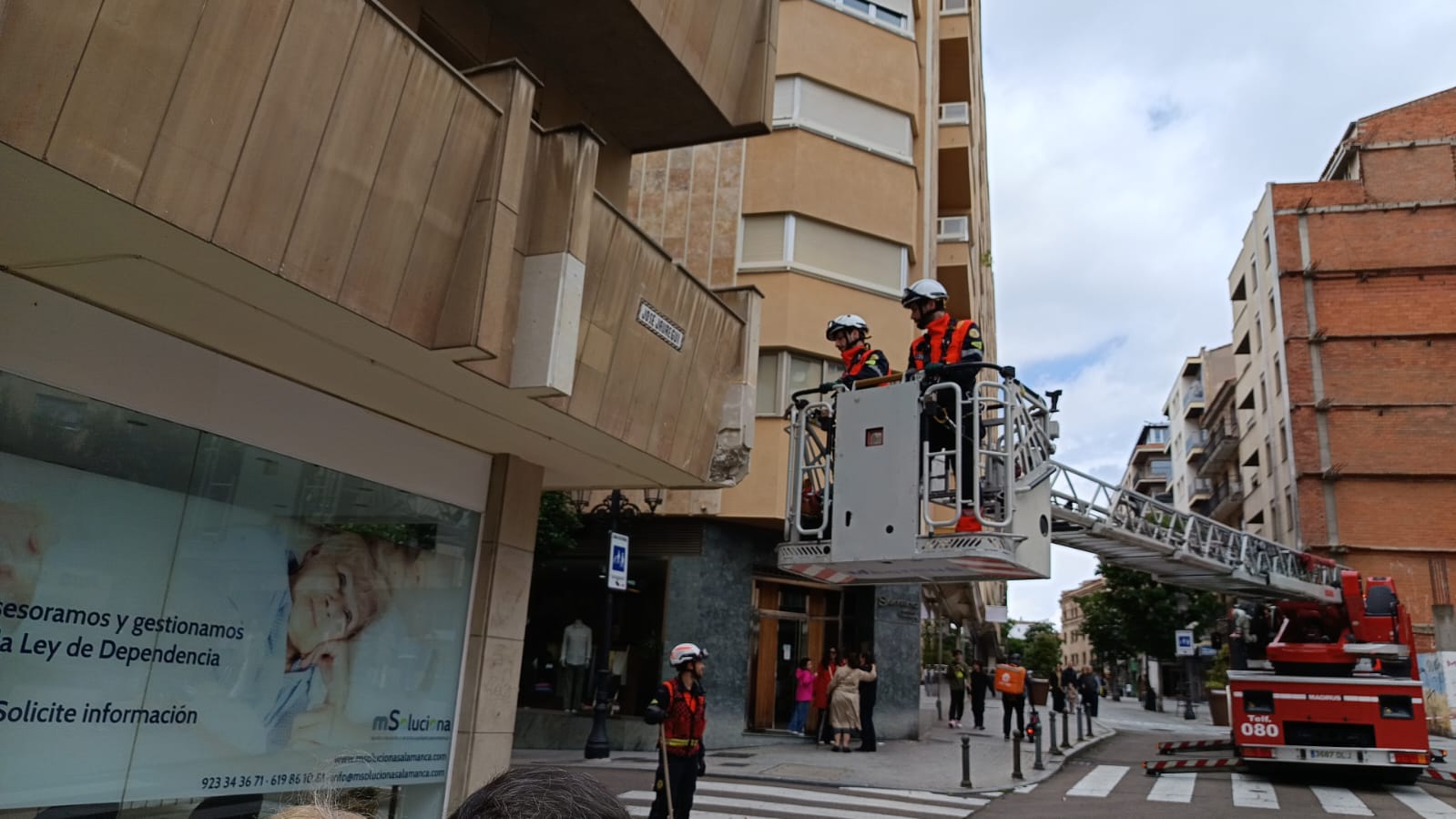 Furgón de reparto se estrella contra un balcón en Salamanca sin dejar heridos