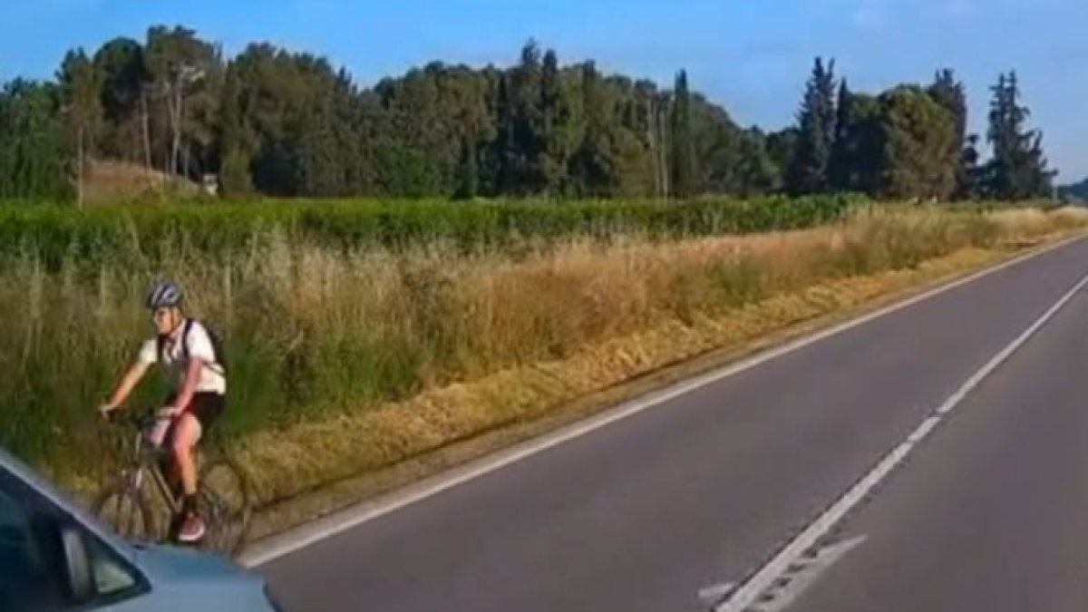 Adelantamiento temerario en línea continua y con un ciclista de frente en Artesa de Lleida