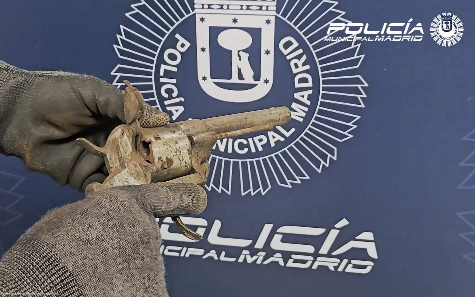 Halladas más de 30 armas y munición en un camión de mudanzas en Puente de Vallecas