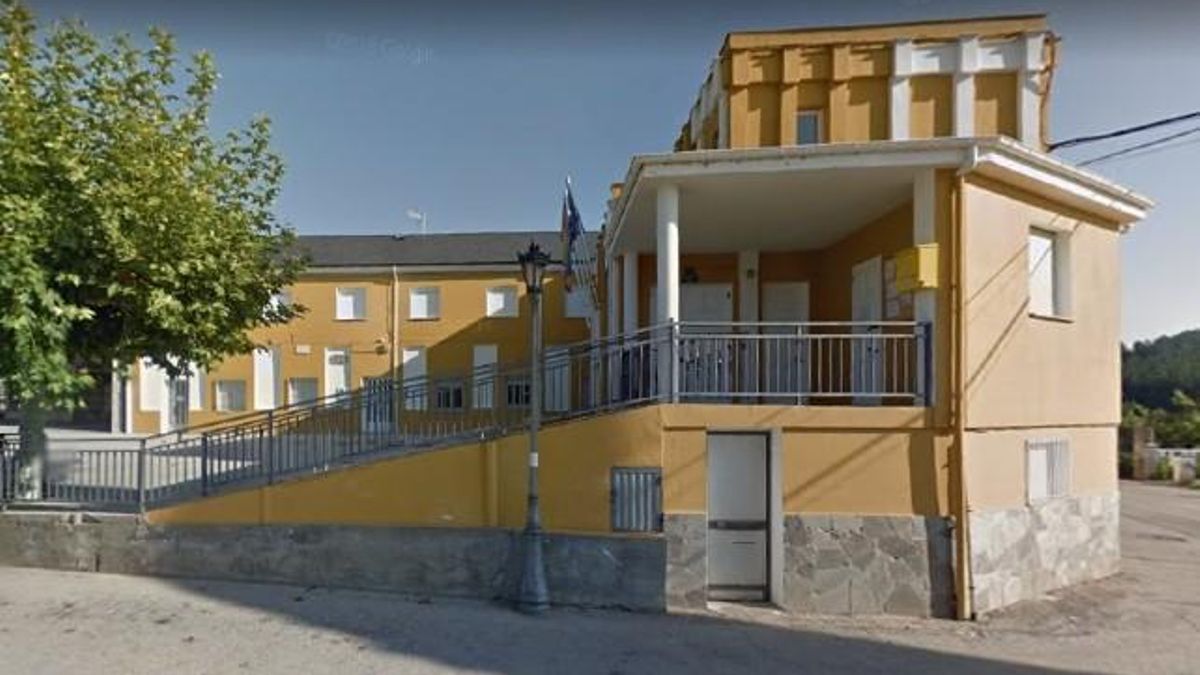 El cuerpo apareció cerca de la casa consistorial de Arganza, en la foto, de archivo.