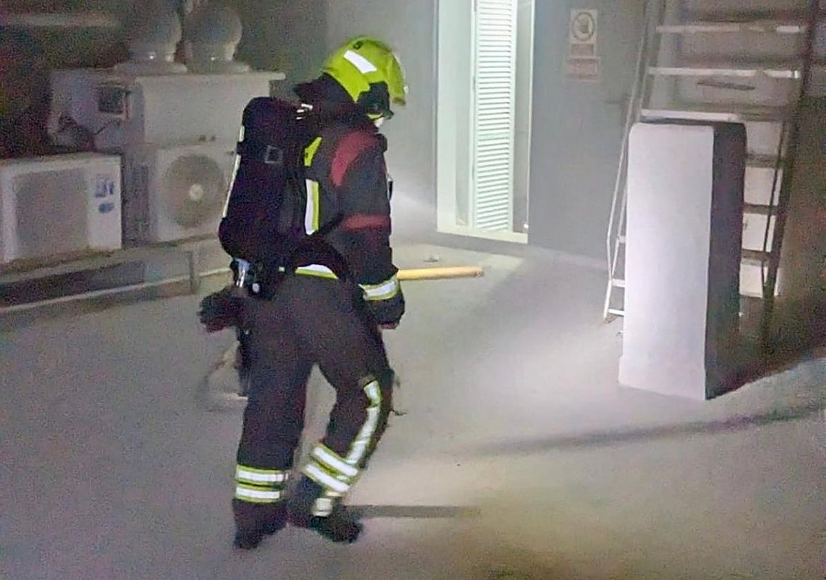 Un bombero fuera de servicio y un operario de limpieza, rescatadores improvisados del incendio del hotel de Torremolinos