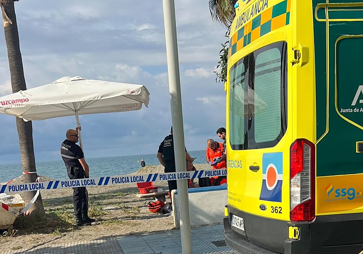Un enfermero salva la vida a un hombre de 70 años tras desplomarse en Caleta de Vélez