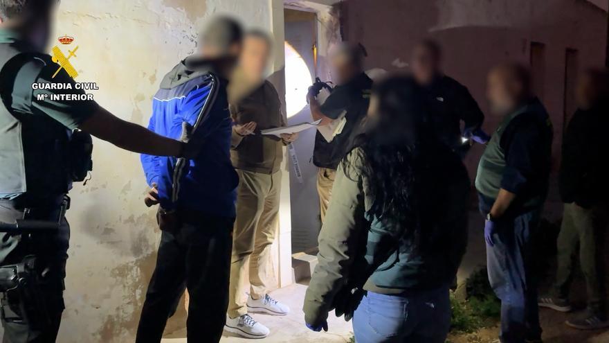 Mata a un amigo en su casa, coloca el cadáver junto a la carretera y llama a la Guardia Civil para fingir un hallazgo fortuito