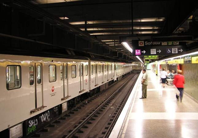 Hombre recibe una puñalada en el culo al intentar detener una pelea multitudinaria en el metro de Barcelona