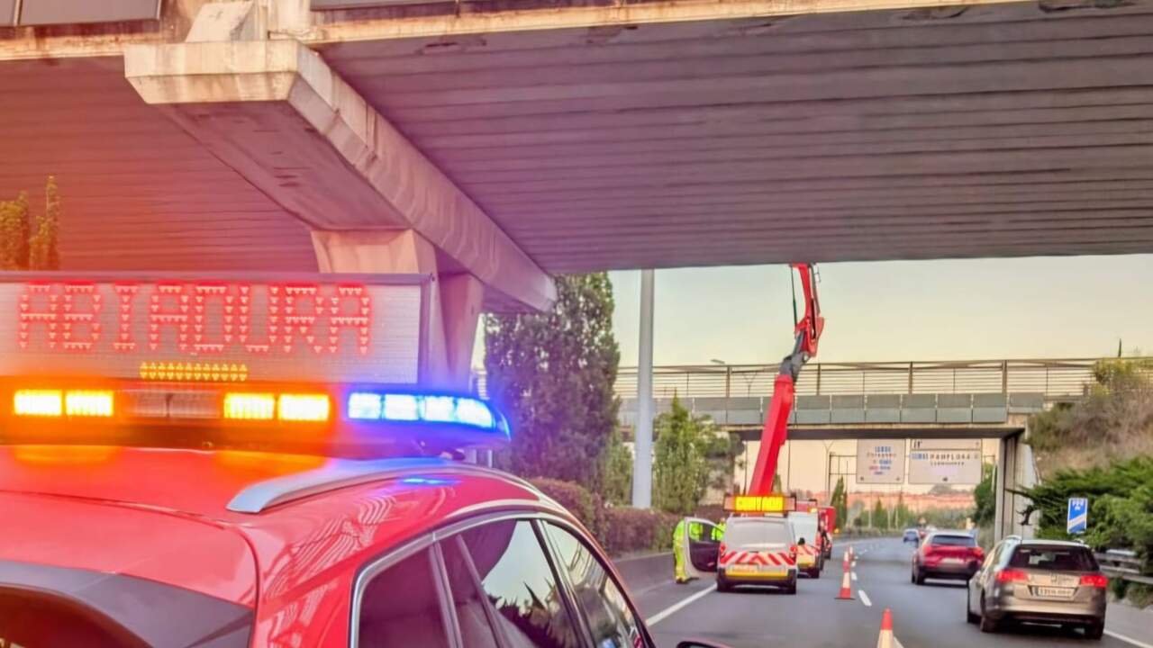 Importantes retenciones en una ronda de Pamplona por una avería que ha requerido a los bomberos