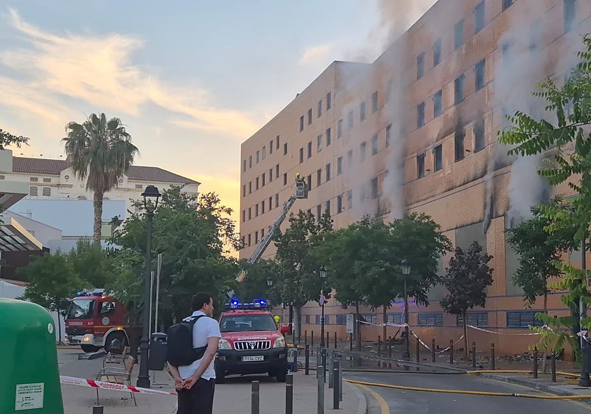 Un aparatoso incendio obliga al desalojo completo de un hotel y a cortar varias calles del Centro de Málaga