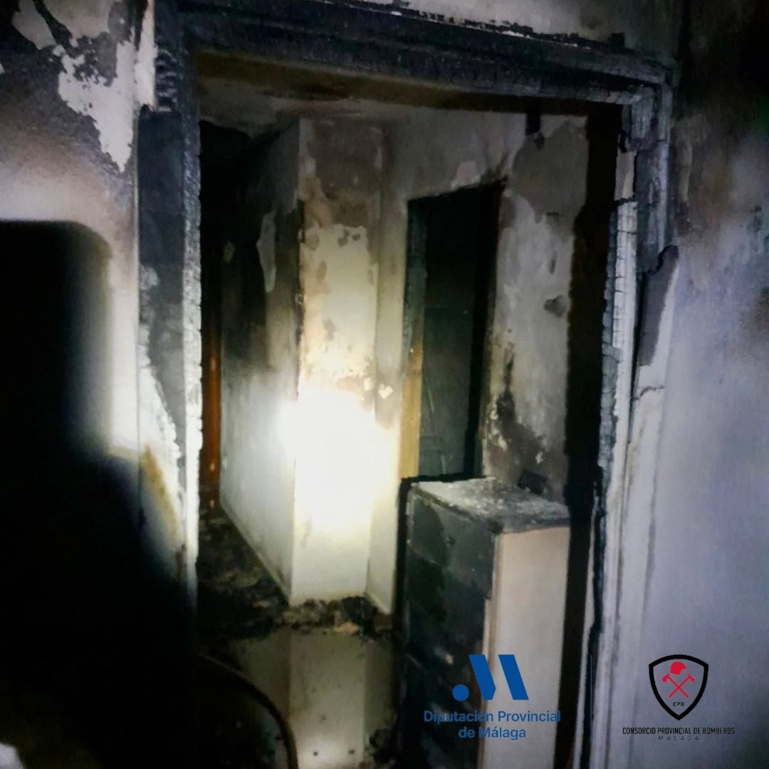 Un incendio en Estepona obliga a desalojar un edificio entero