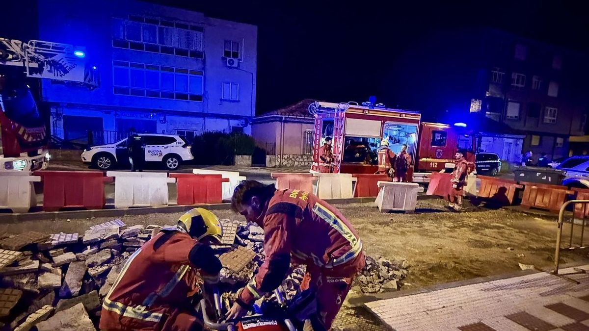 Un momento de la actuación de los Bomberos en el incendio de Navatejera.