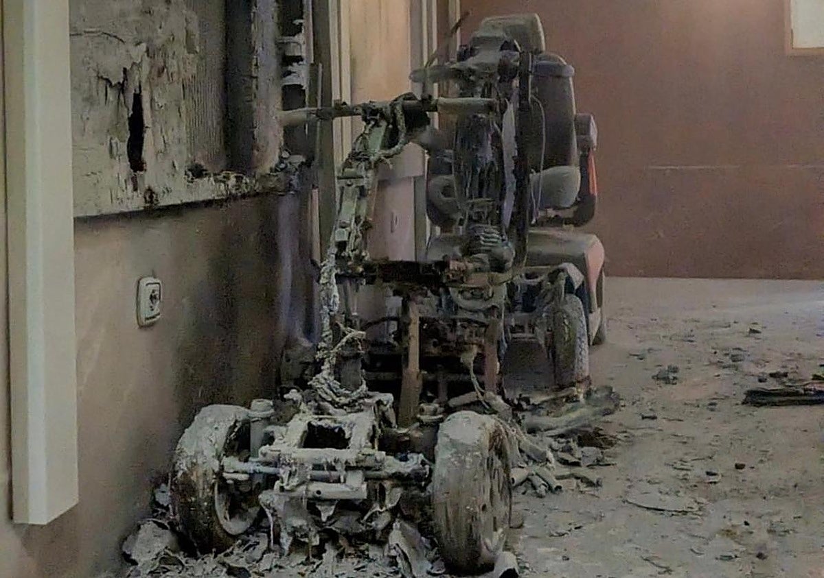 Un incendio provocado por dos sillas de ruedas obliga a desalojar por completo un hotel en Torremolinos