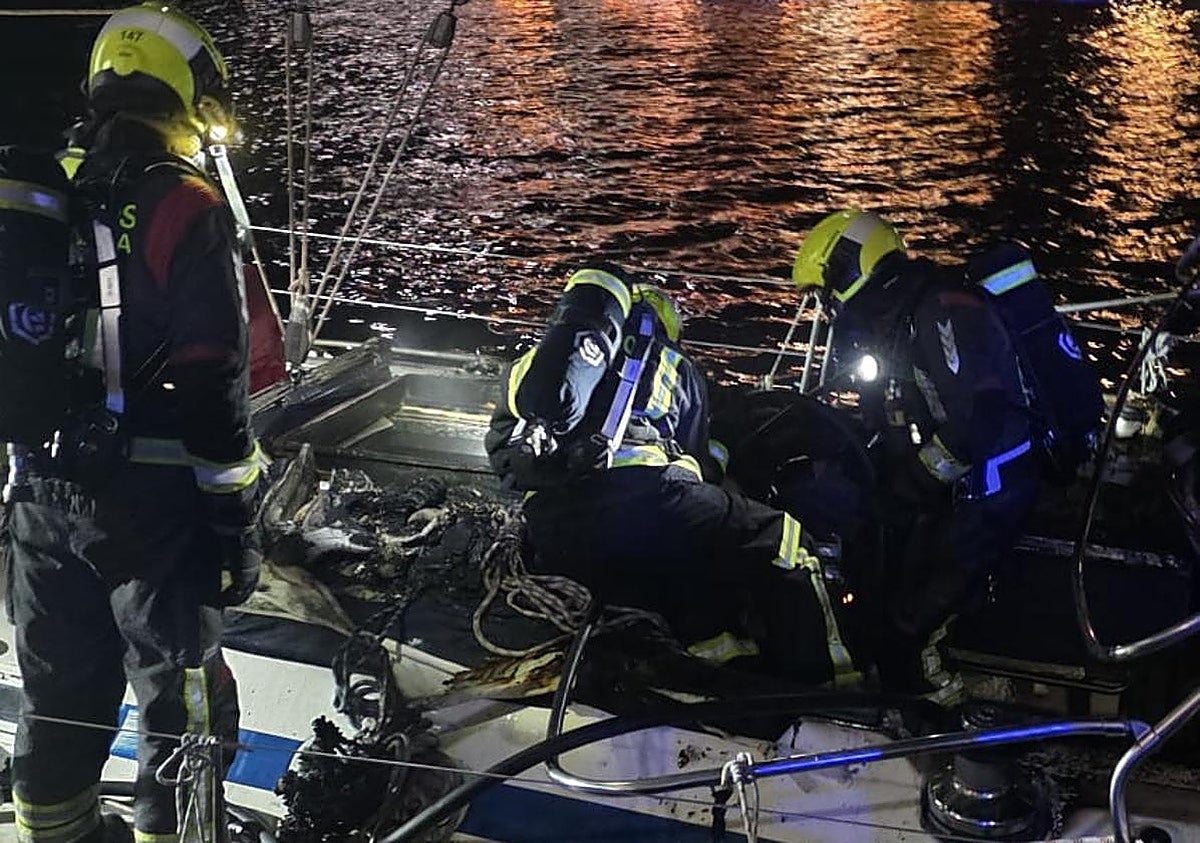 Incendio en el muelle de Puerto de Mogán moviliza a los servicios de emergencia