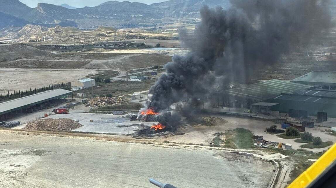 Incendio en planta de tratamiento de residuos moviliza a efectivos de emergencias