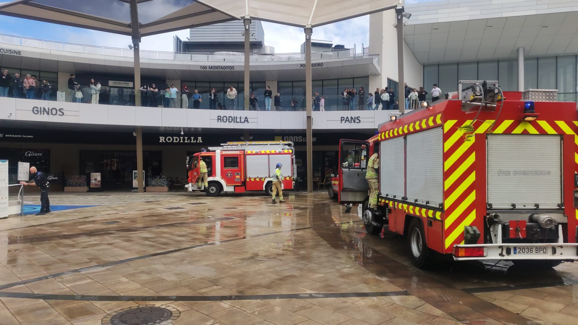 Un incendio obligó a desalojar el centro comercial TresAguas