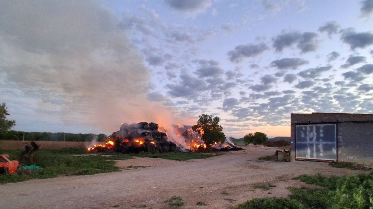 Incendio en un pajar en Juneda controlado por los Bombers de la Generalitat