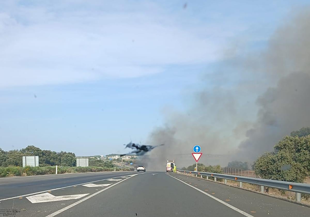 Incendio forestal provoca cierre de carretera en Navalmoral de la Mata