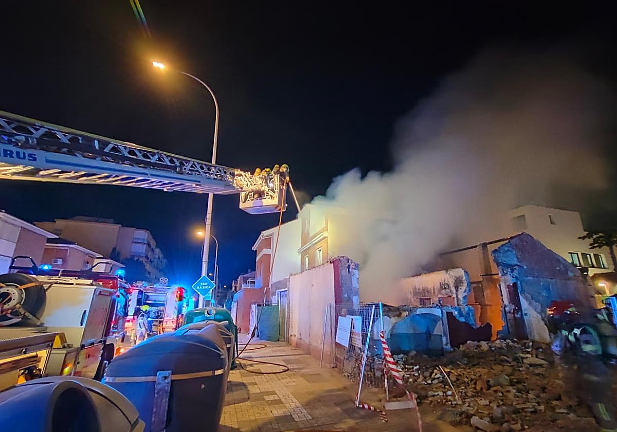 Aparatoso incendio de madrugada en un solar abandonado de calle Bolivia