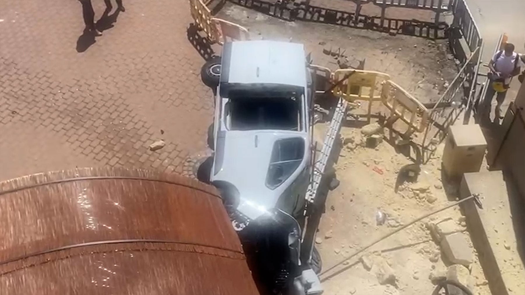 Milagro en Menorca: una furgoneta cae desde nueve metros a una calle frente a un bar en Cala Corb y no hay ni heridos