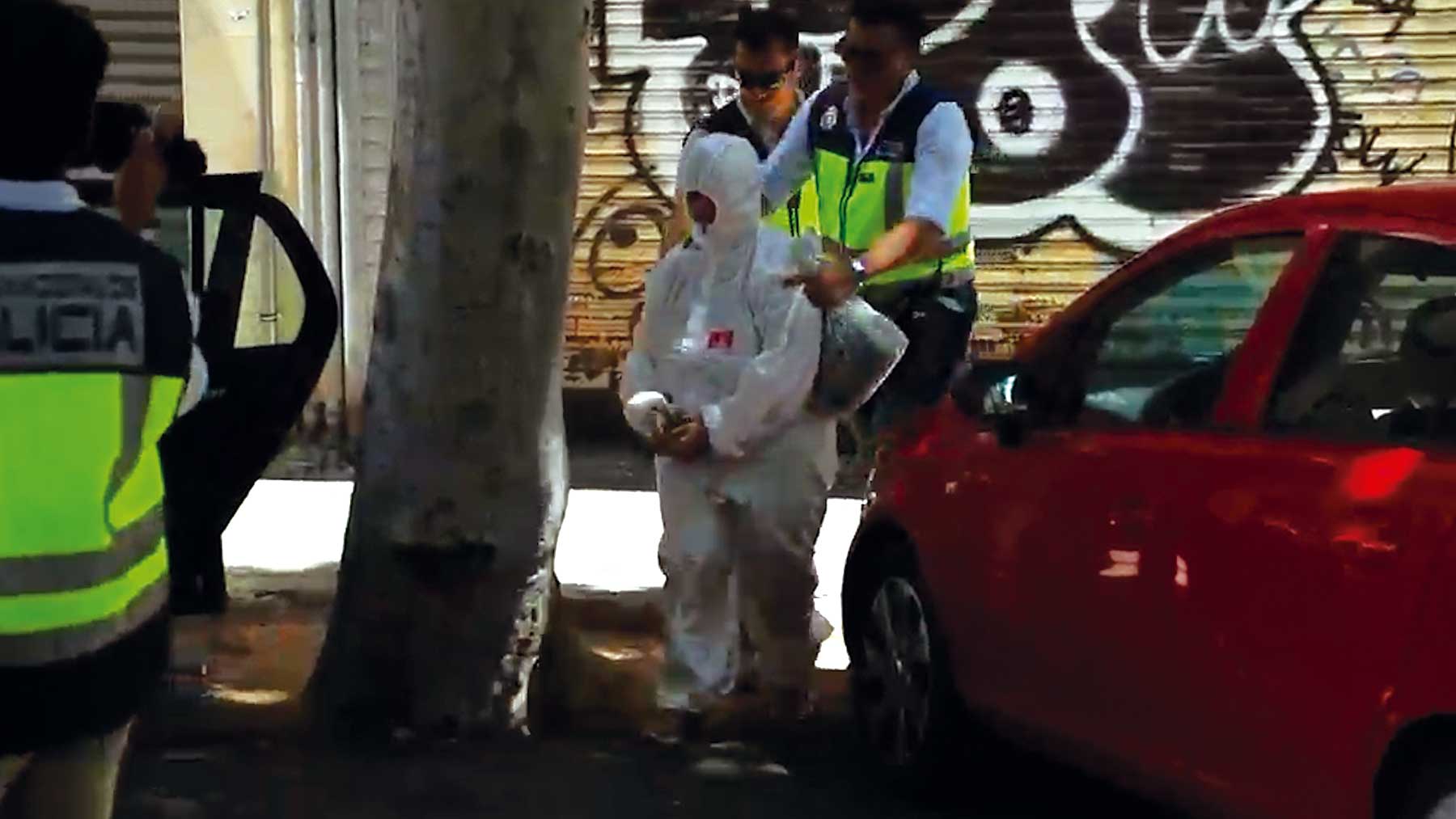 «¡Asesina!», «¡tus muertos!»: estalla la rabia vecinal en Palma al reencontrarse con la nuera acusada del brutal crimen de su suegra