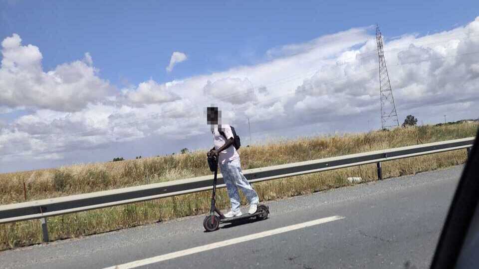 La peligrosa escena vivida en la H-31: indignación entre conductores por un joven en patinete