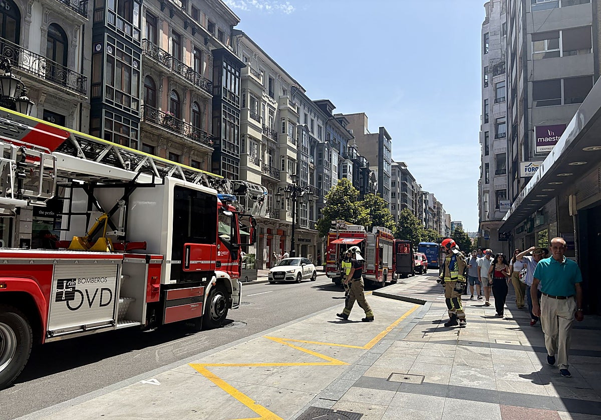 Espectacular despliegue de bomberos en la calle Uría de Oviedo tras un aviso que acabó siendo una falsa alarma