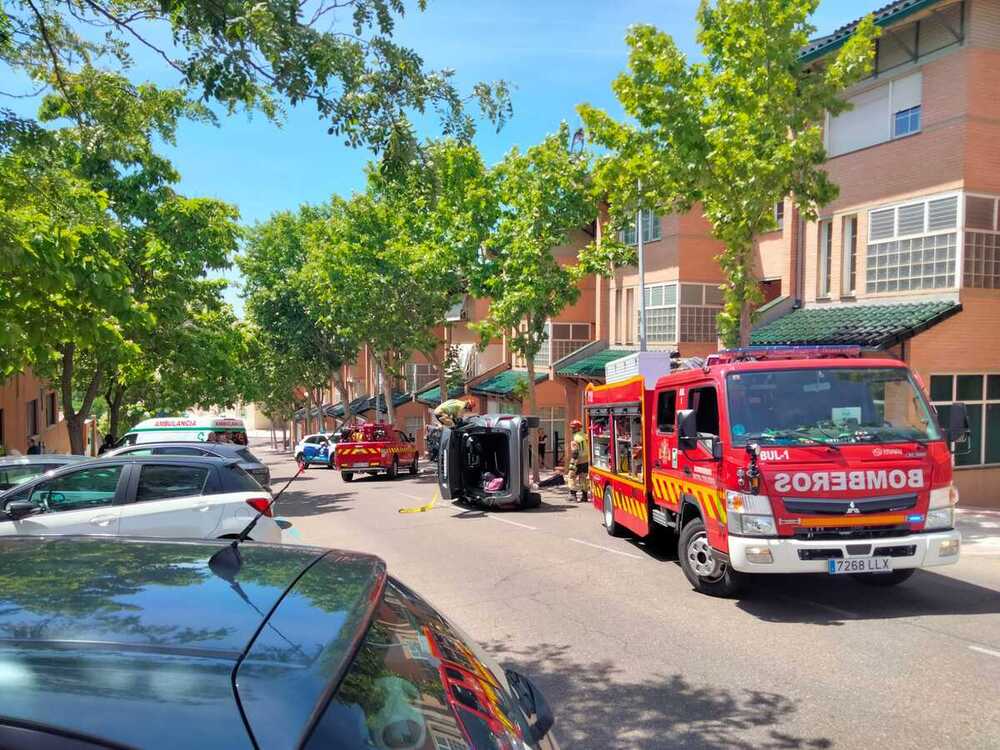 Un coche vuelca y otro sale ardiendo a menos de un kilómetro