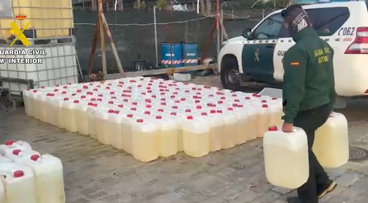 Nuevo golpe al petaqueo: casi 9.000 litros de combustible incautados en la costa de Huelva