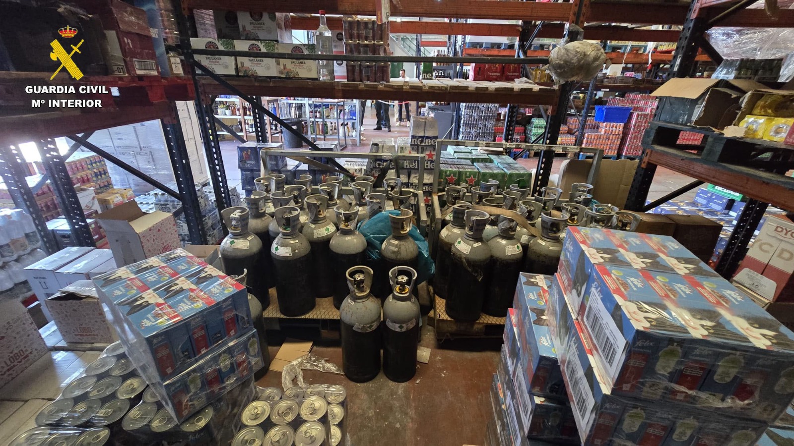 Intervenidos más de 500 kilos de alimentos irregulares y un arma con silenciador en varias inspecciones en Ceuta