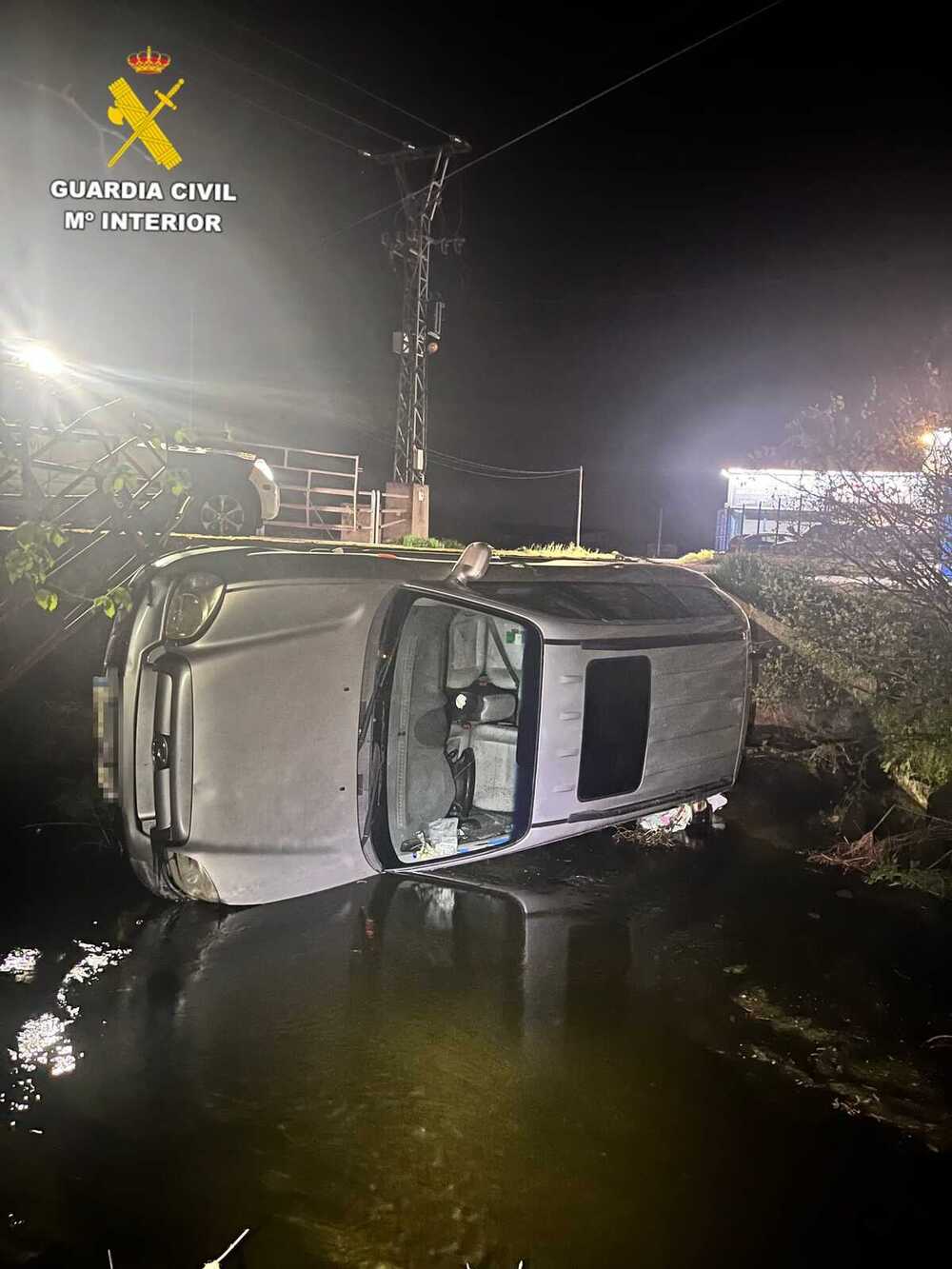 Estrella un coche conduciendo sin carné y se da a la fuga