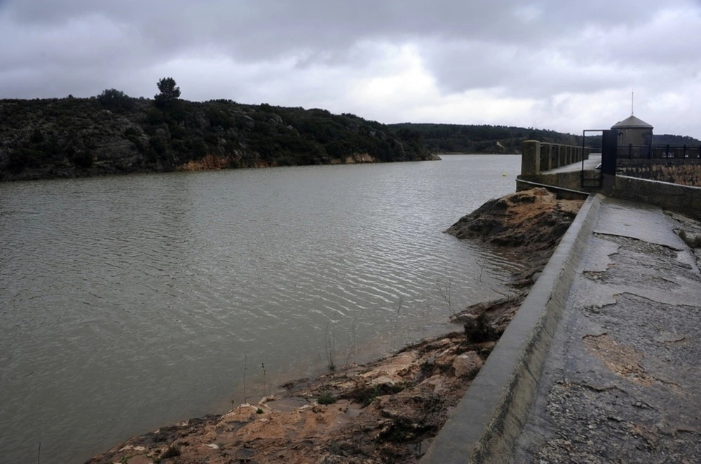 Buscan a un joven desaparecido en el pantano de Almansa