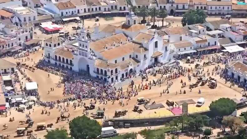 Un caballo desbocado en El Rocío arrolla a un joven que tuvo que atender el 061