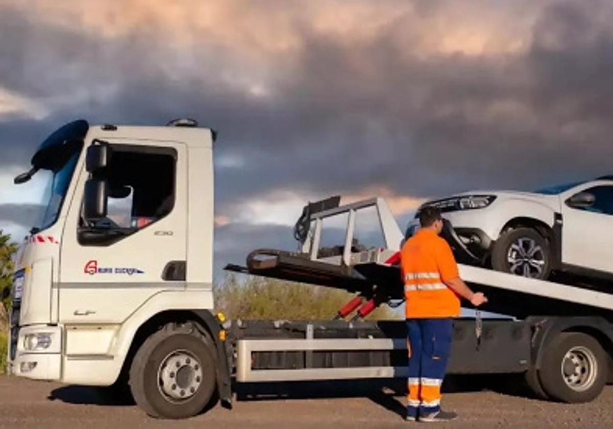 Guardias civiles y vecinos retiran a pulso un coche abandonado por la falta de grúas en Gran Canaria