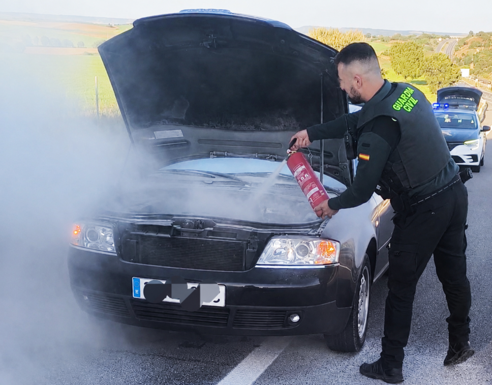 La Guardia Civil de Cuenca auxilia a conductor atrapado en incendio en la autovía A-3