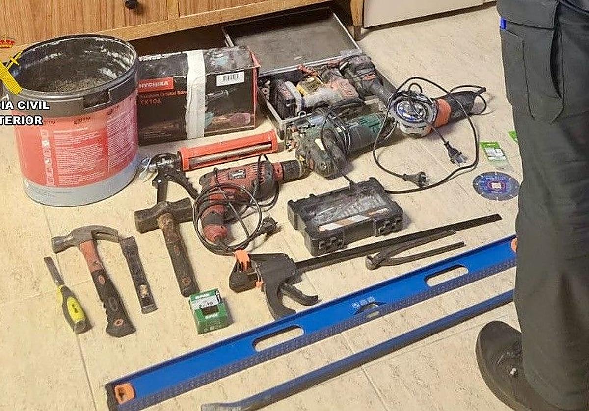 Dos investigados por sustraer herramientas de un contenedor de obra en Jarandilla de la Vera
