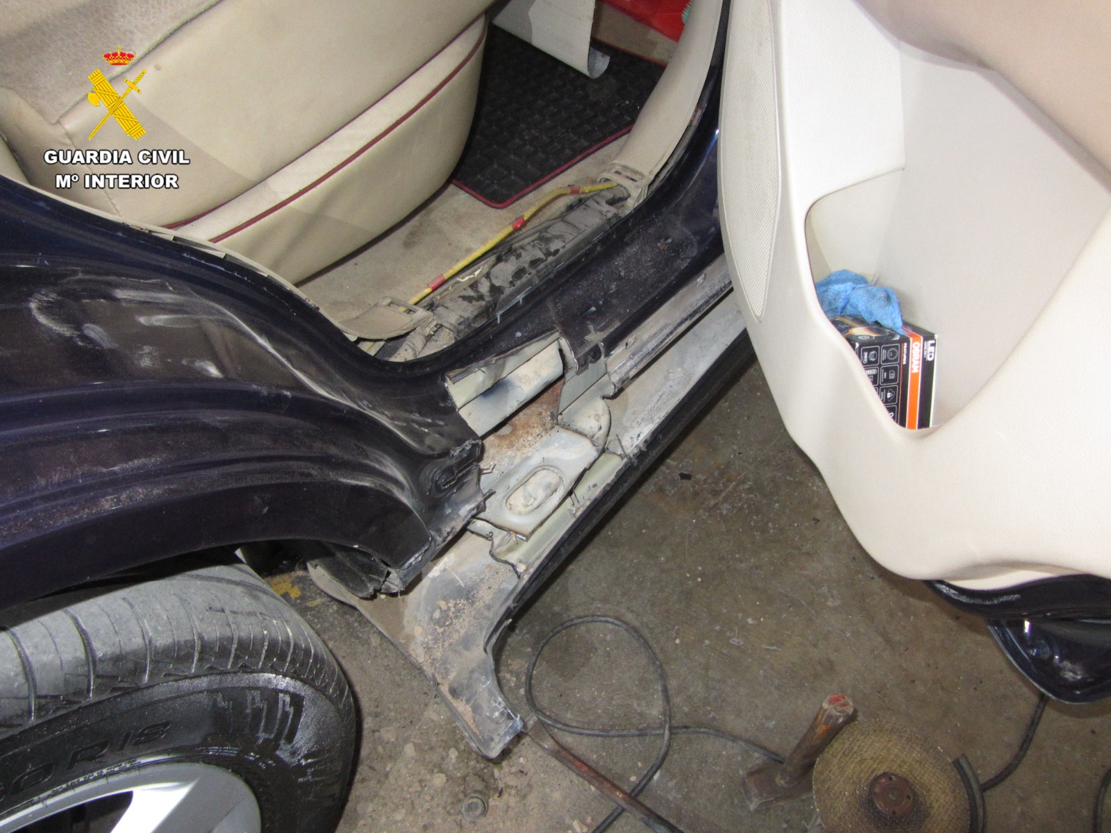 La Guardia Civil se incauta de casi 24 kilos de hachís ocultos en un coche y una moto en el puerto