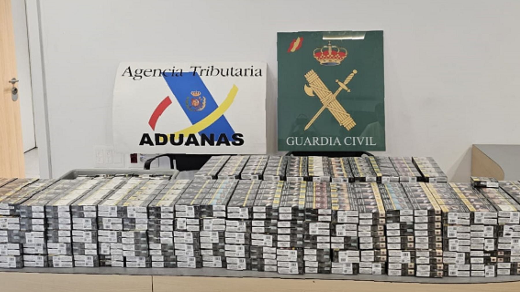 La Guardia Civil caza a un rumano en el aeropuerto de Ibiza con 2.000 cajetillas de tabaco de contrabando
